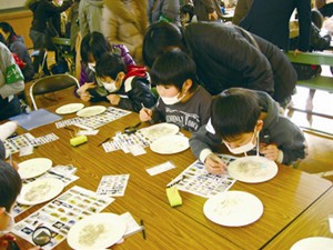 チリモン探しに夢中になる子どもたち